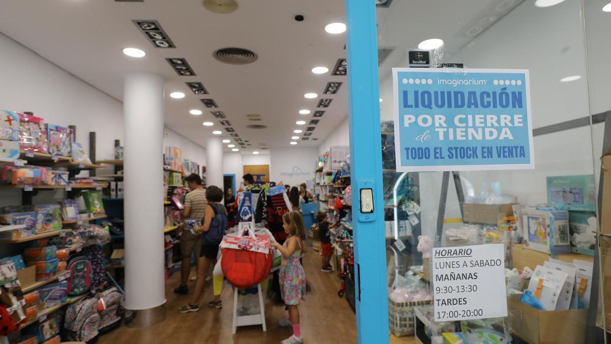 El cartel de liquidación por cierre en la tienda de Imaginarium de Zaragoza.