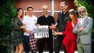 Dani de la Torre, a la derecha de Luís Tosar, que sostiene el cartel de la película, junto a Michelle Jenner (de rojo) y otros actores de ’La sombra de la ley’. 