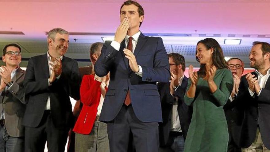 El líder de Ciutadans, Albert Rivera, i altres integrants del partit celebren els resultats electorals a Madrid