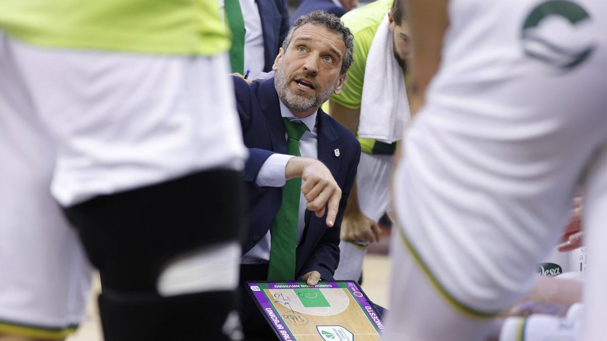 Ibon Navarro, este domingo en el banquillo del Unicaja frente al Granada.
