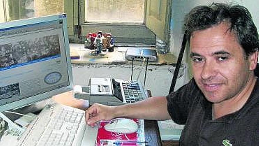 Benito Álvarez consulta en internet la página de «Tous pa tous».