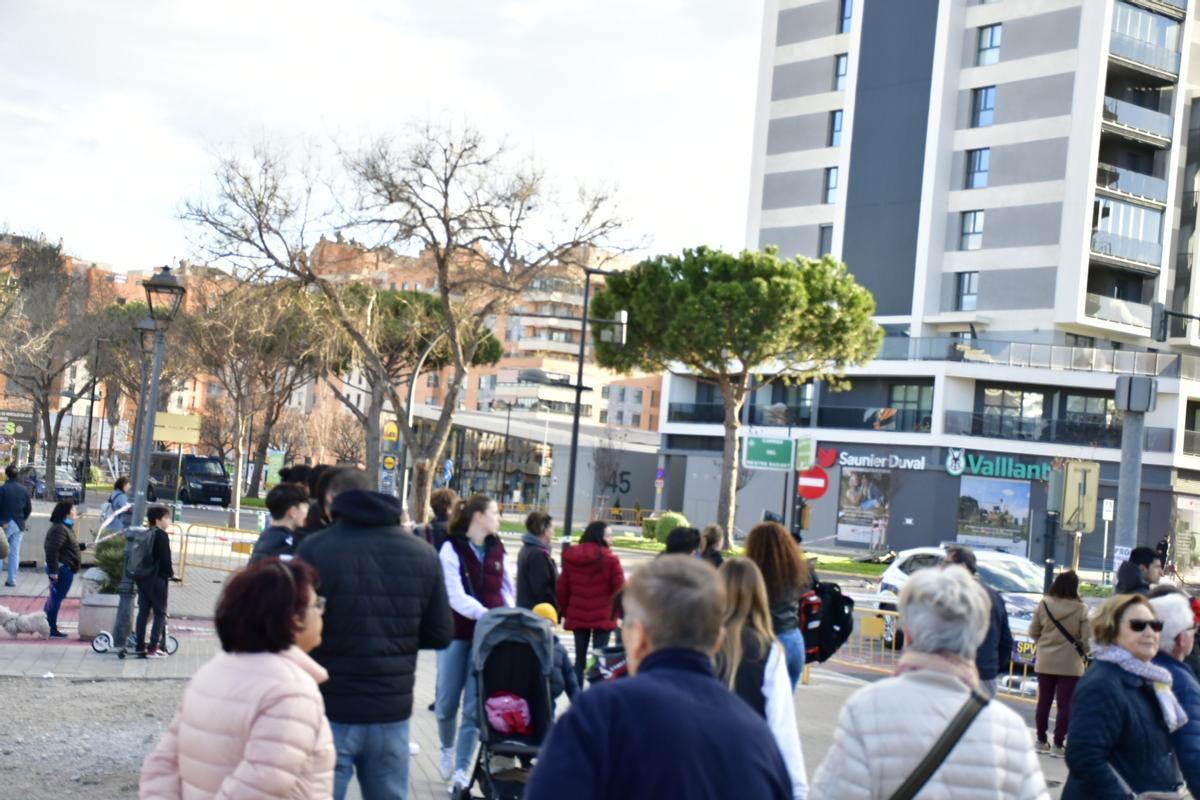 El edificio de Valencia reune vecinos y curiosos