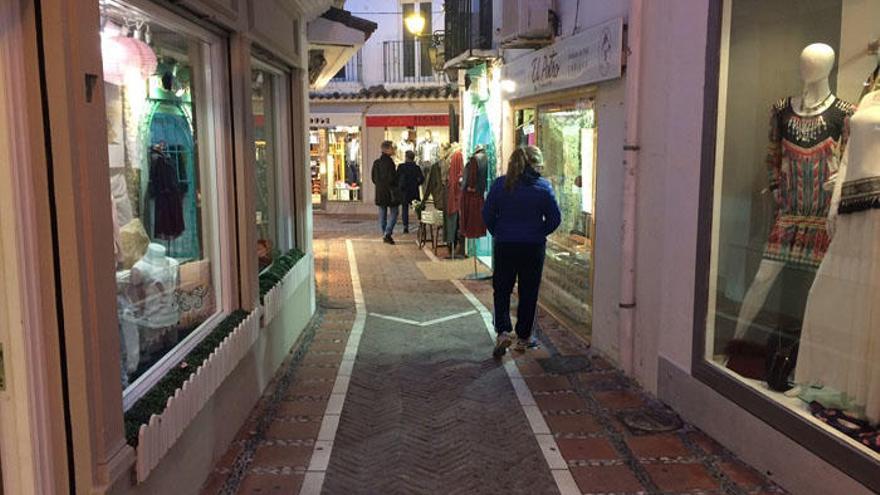 Una mujer observa el escaparate de uno de los establecimientos del Casco Antiguo.