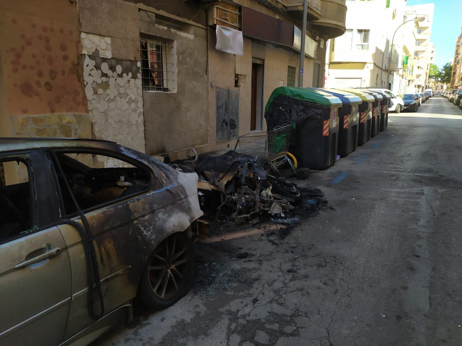 Un incendio intencionado destruye dos motos y un coche de madrugada en Palma
