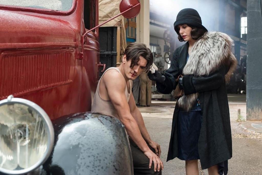 Yon González y Blanca Suárez, en la segunda temporada 'Las chicas del cable'