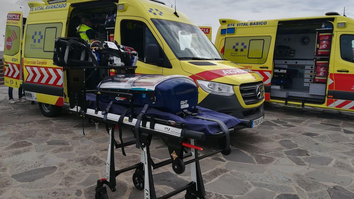 Ambulancia medicalizada y ambulancia de soporte vital básico del SUC eu una imagen de archivo.