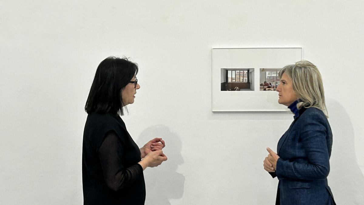 Baños y Bazaga ante una de las imágenes de la muestra.