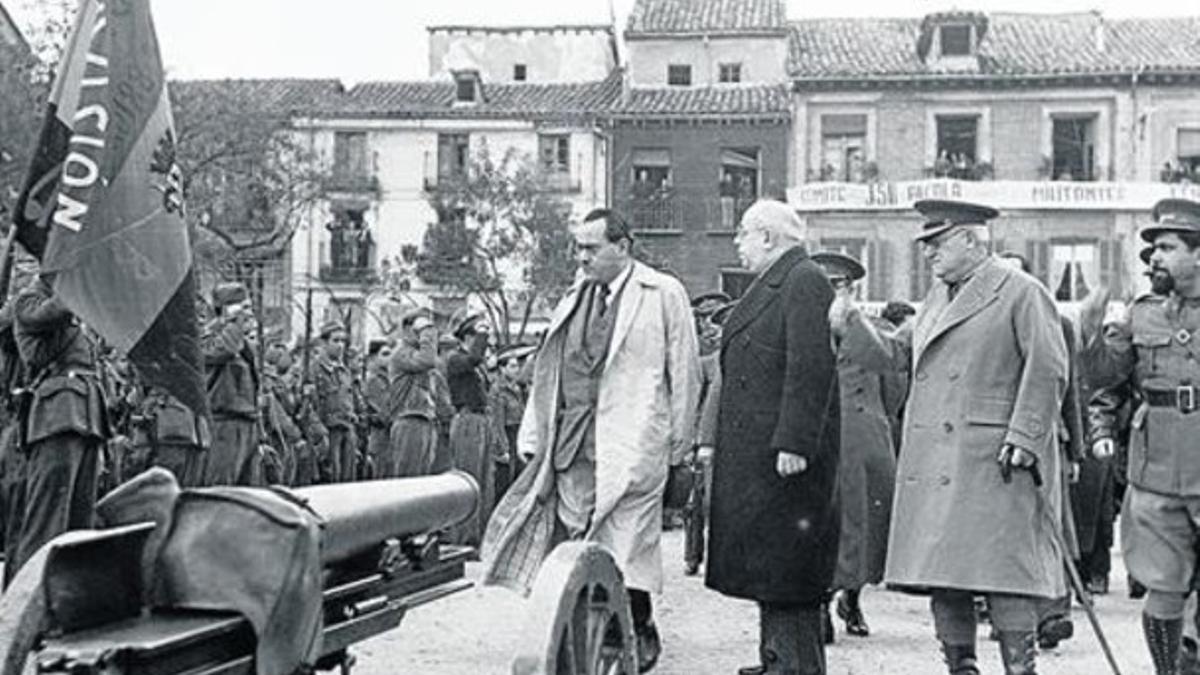 Negrín, Azaña, Miaja y el Campesino pasan revista a las tropas en Alcalá de Henares.
