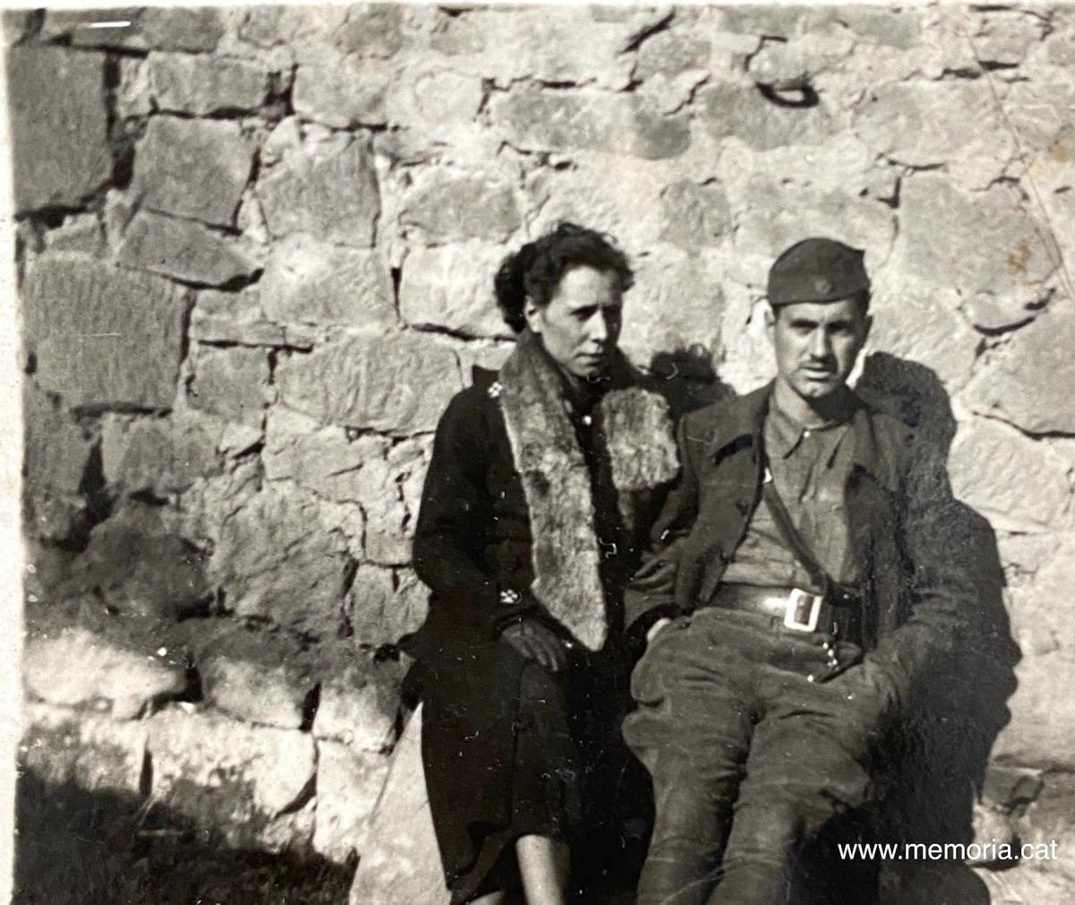 Lluís Rodó i la seva promesa, en una visita que ella li va fer al front.