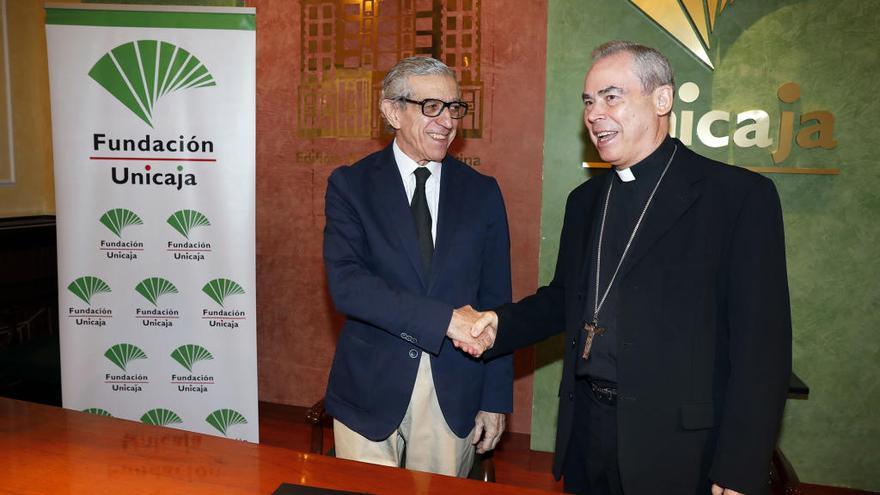 Braulio Medel y el obispo de Málaga, Jesús Catalá, tras la firma del acuerdo.