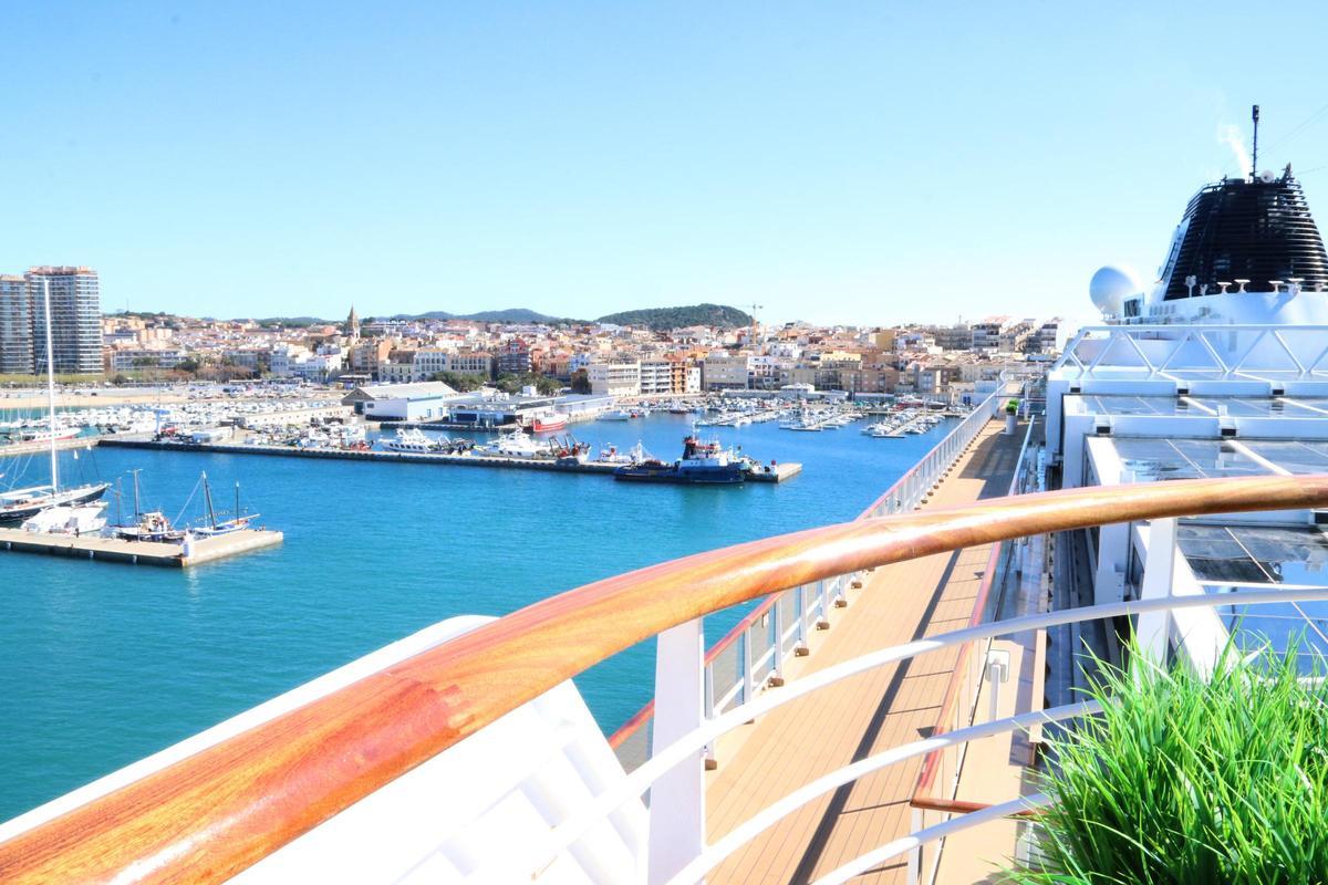 El puerto de Palamós recibe el primer crucero de la temporada en la Costa Brava, que llevará a 53.000 pasajeros y 61 escaleras