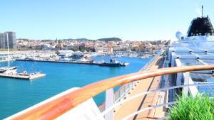 El puerto de Palamós recibe el primer crucero de la temporada en la Costa Brava, que llevará a 53.000 pasajeros y 61 escaleras