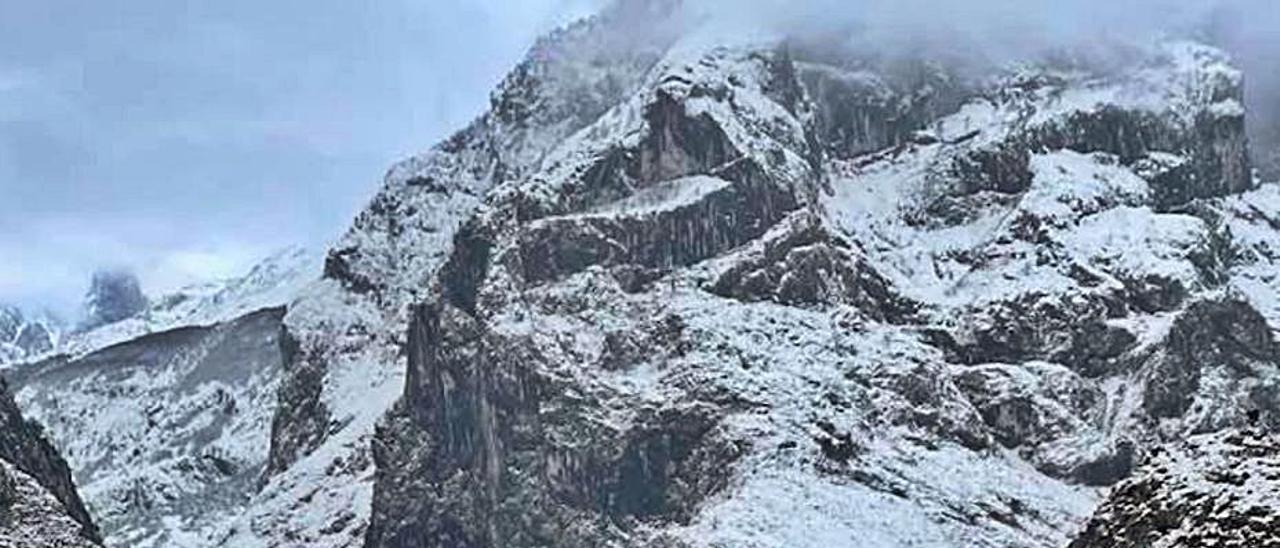 Un vehículo, en el arcén de la carretera a Camarmeña. | E. S. R.