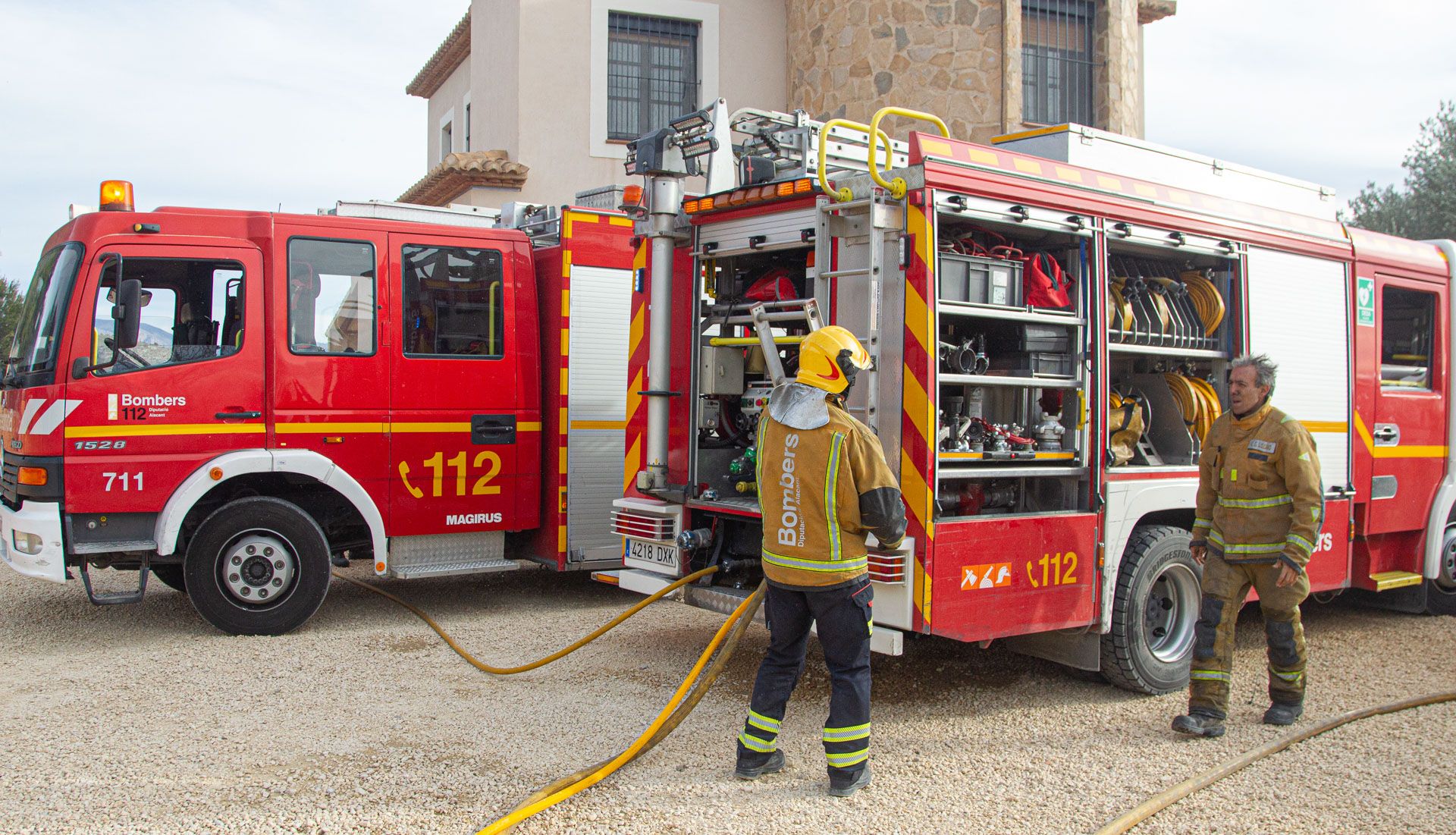 Decenas de vecinos desalojados por el incendio de Aigües