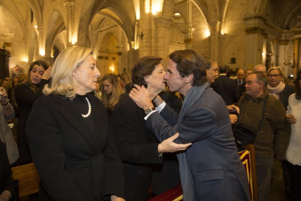 José María Aznar saluda a las hermanas de la exalcaldesa de Valencia.