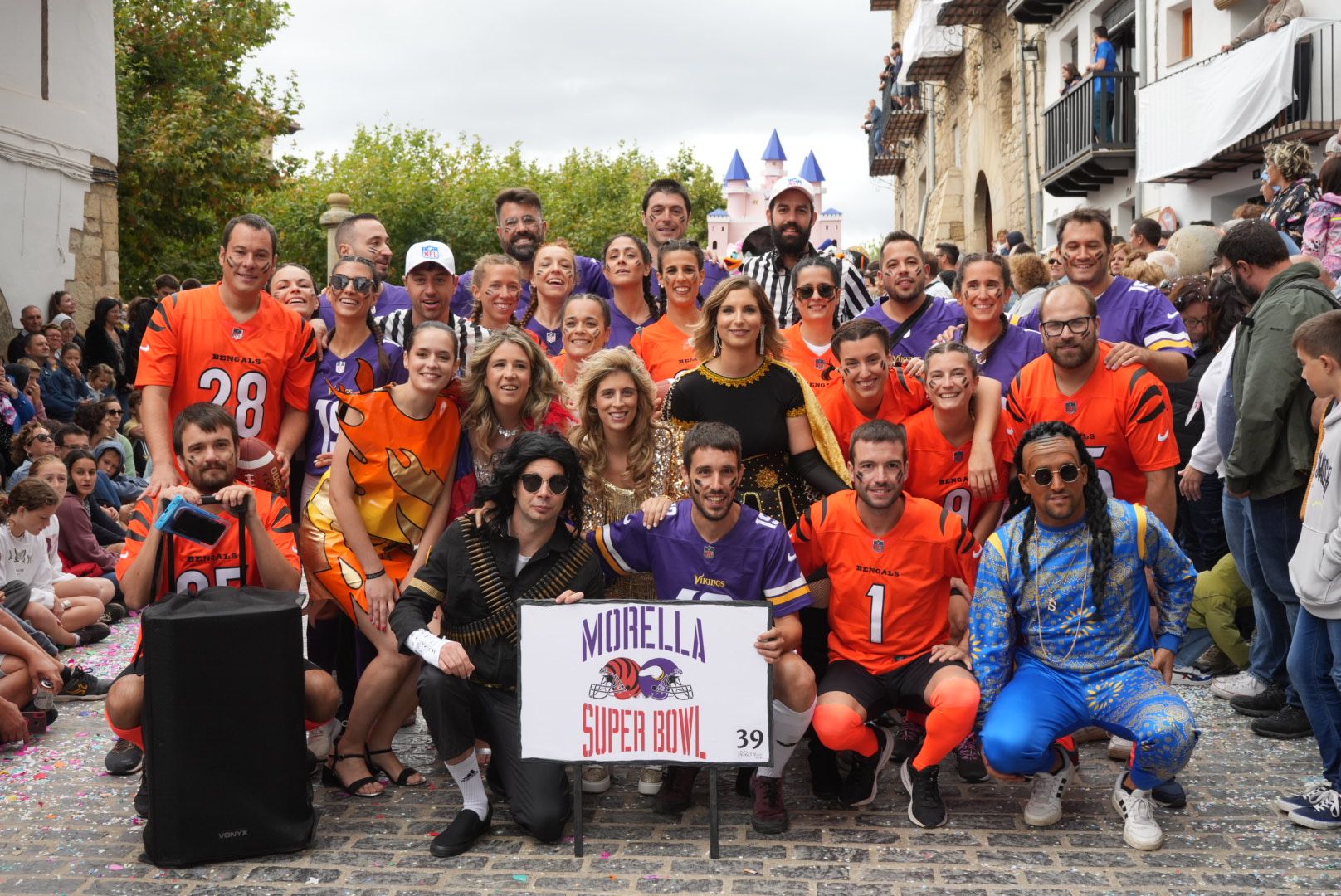 Batalla de confeti y desfile de carrozas en el Anunci de Morella