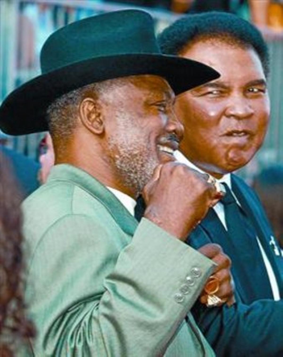 Retrobament 8 Frazier i Ali, en un homenatge el 2002.