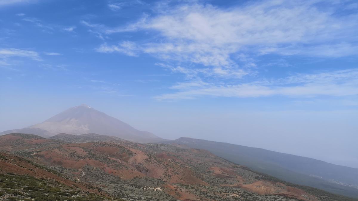 El Teide, cubierto hoy domingo por la calima que se encuentra sobre Tenerife.