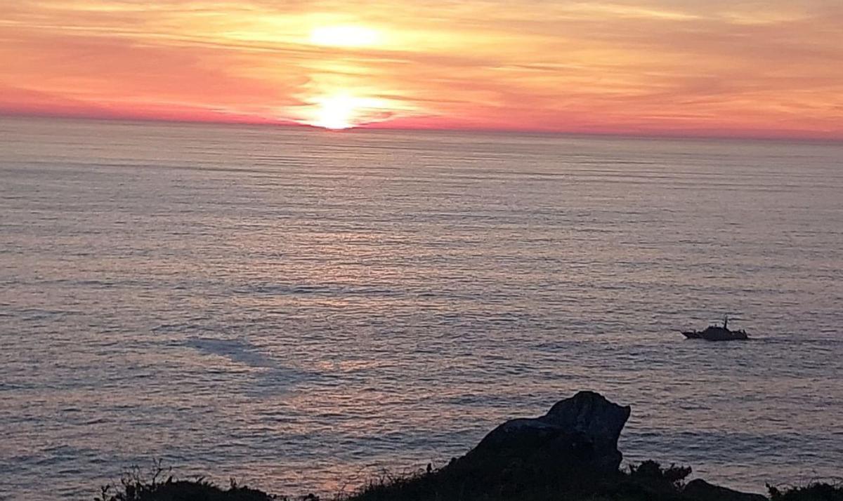 La zona de la Costa da Vela donde ocurrió el naufragio, con una de las lanchas del operativo de rescate.