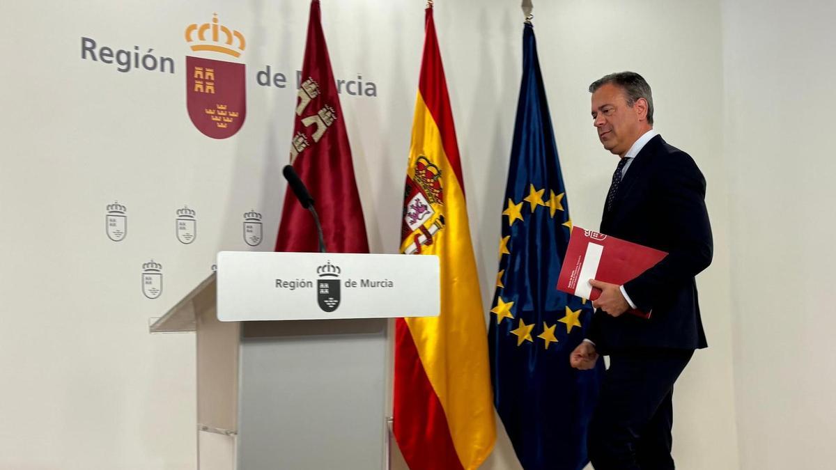 El portavoz del Ejecutivo regional, Marcos Ortuño, antes de iniciar la rueda de prensa posterior al Consejo de Gobierno.