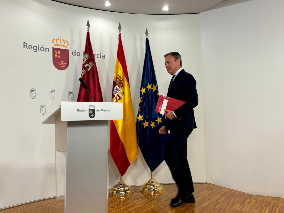 El portavoz del Ejecutivo regional, Marcos Ortuño, antes de iniciar la rueda de prensa posterior al Consejo de Gobierno.