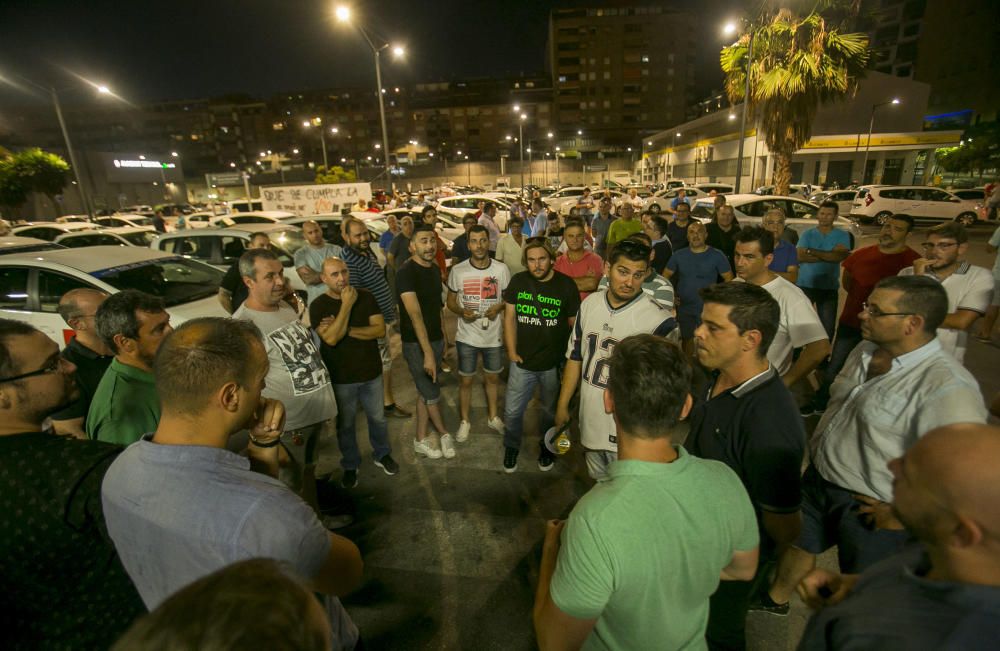 La huelga indefinida continúa: turistas cargados de maletas sin taxi en Alicante.