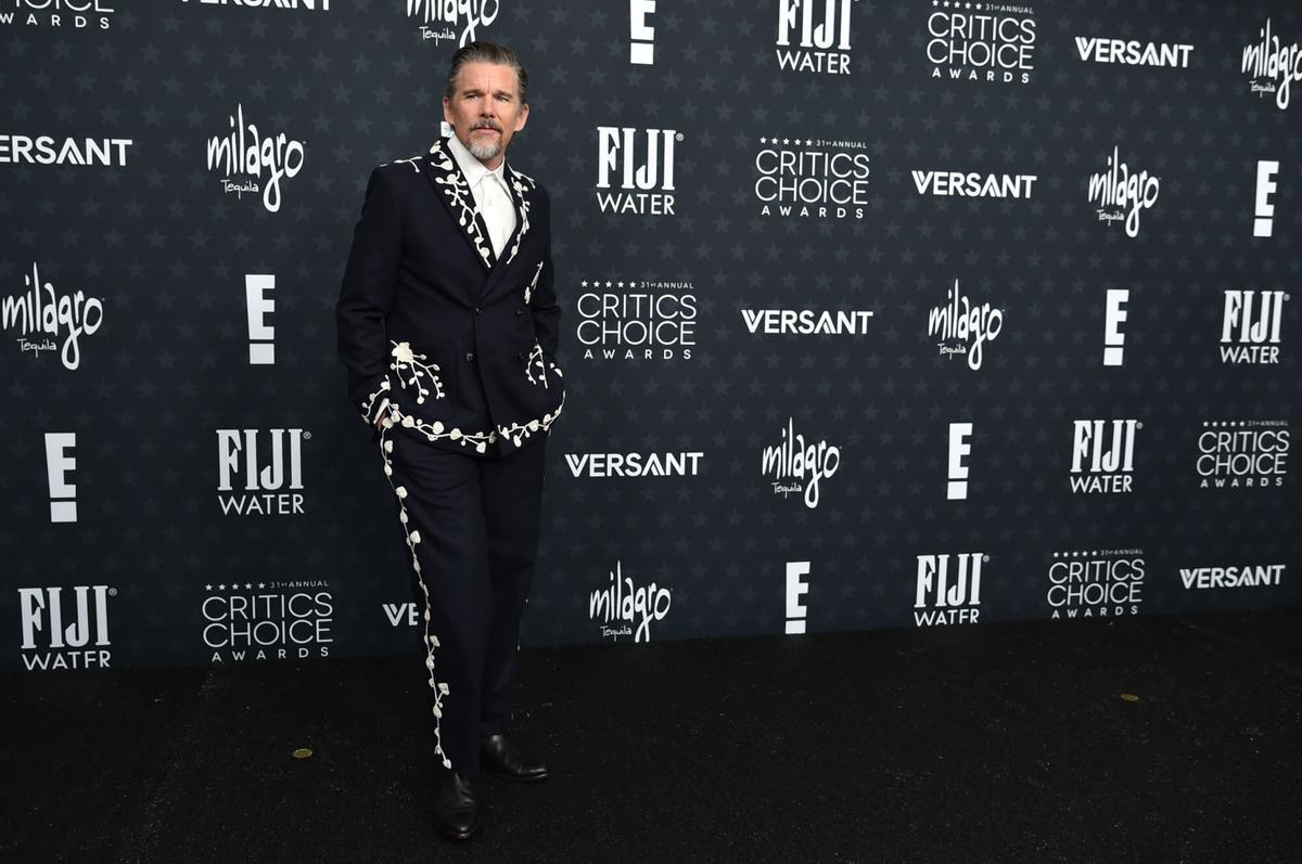 Ethan Hawke llega a la 31ª edición de los Critics Choice Awards el domingo 4 de enero de 2026 en The Barker Hanger en Santa Mónica, California (Foto de Richard Shotwell/Invision/AP). 010426132439, 21334631