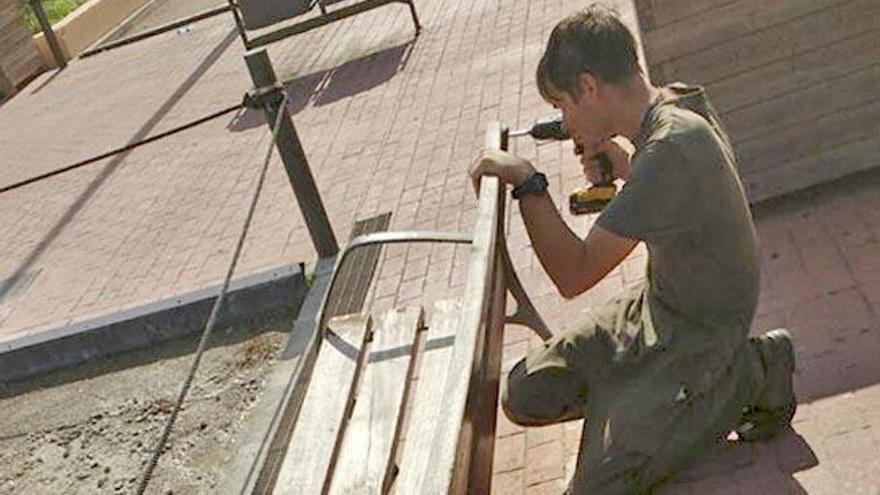 Uno de los operarios de la brigada, durante los trabajos de reparación.