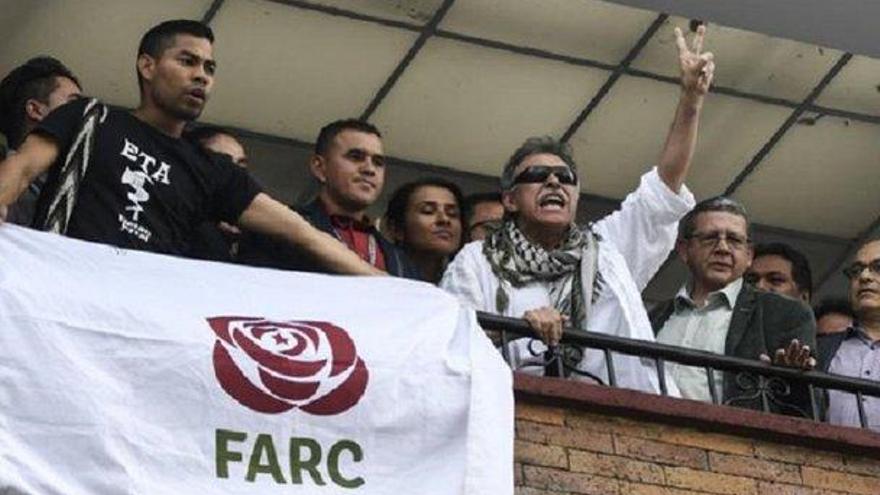 Un exguerrillero de las FARC luce camiseta de ETA y provoca el fastidio del embajador español