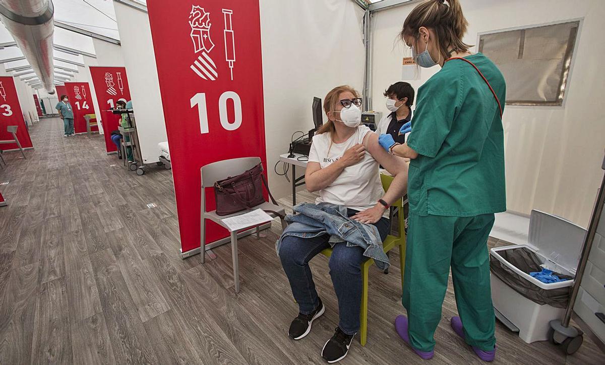 Un momento de la vacunación de docentes durante la tarde de ayer. | PILAR CORTÉS