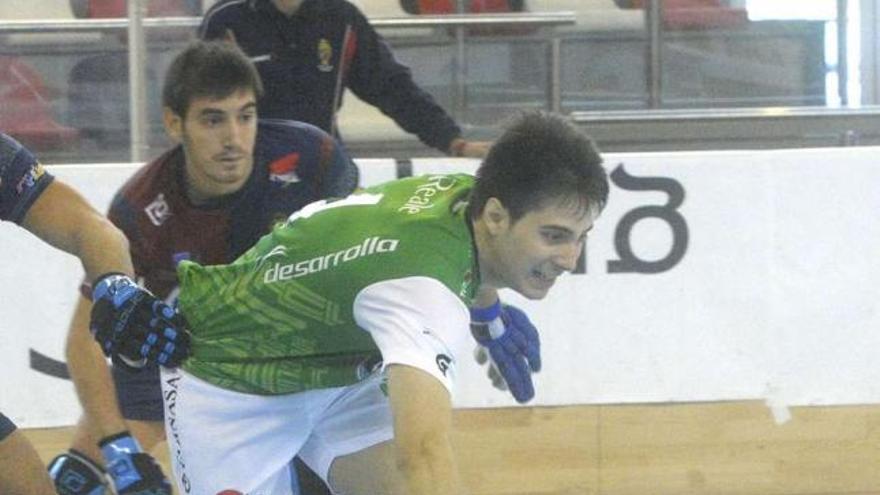 Juan José López defiende a Matías Pascual en el Liceo-Alcoy de esta temporada. / víctor echave