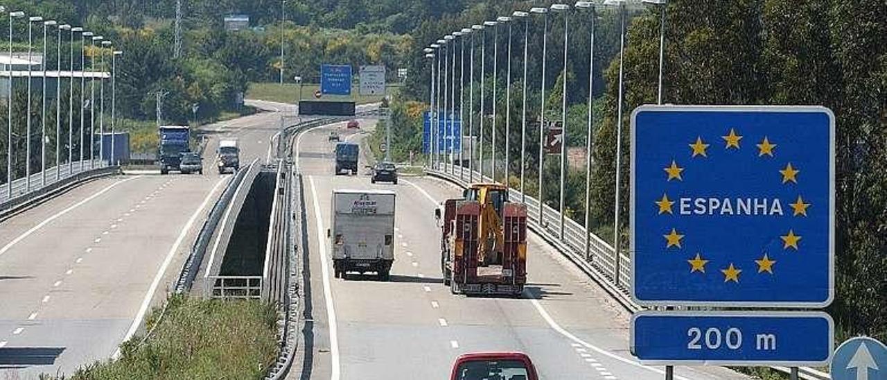 Tramo de carretera en la frontera entre España y Portugal. // Fdv