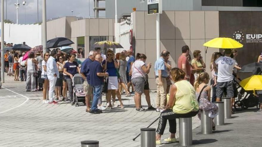 Cola para entrar a las instalaciones de la EUIPO durante la jornada de puertas abiertas realizada ayer, en torno al mediodía.