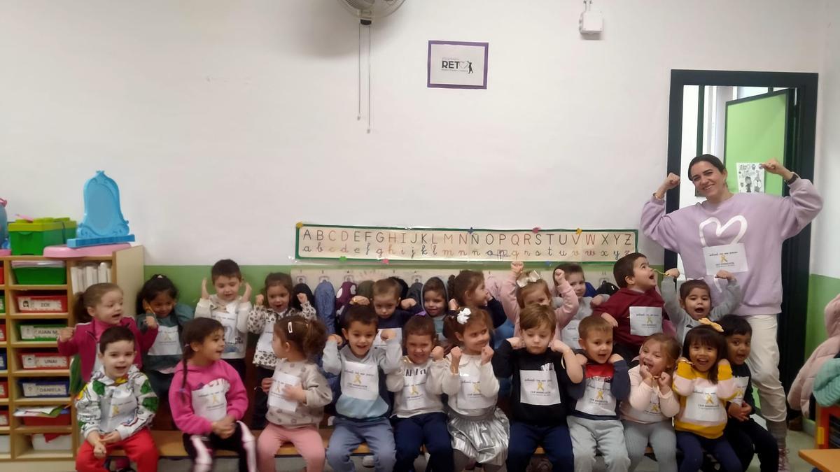 La pequeña Gala, con sus compañeros y profesora del colegio Andalucía.