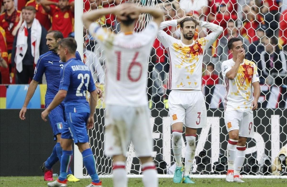 Los jugadores de la selección, Gerard Pique y Lucas Vázquez, y los de Italia Giorgio Chiellini y Emanuele Giaccherini.