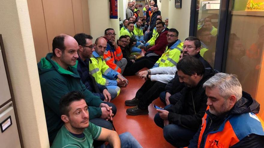 Trabajadores concentrados en los despachos de la gerencia de Montecelo. // @galizaCIG