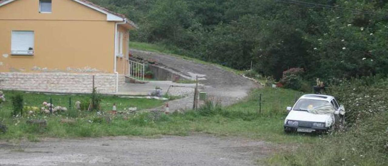 La finca donde aparecieron los huesos, en Tamón; a la derecha, el coche junto al que estaban los restos. b. fernández