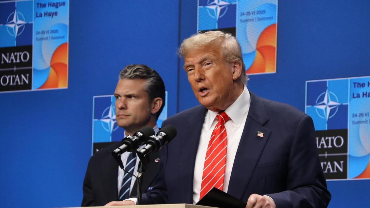 El president dels Estats Units, Donald Trump, amb el secretari de Defensa dels EUA, Pete Hegseth, durant la roda de premsa posterior a la cimera de l'OTAN celebrada a la Haia