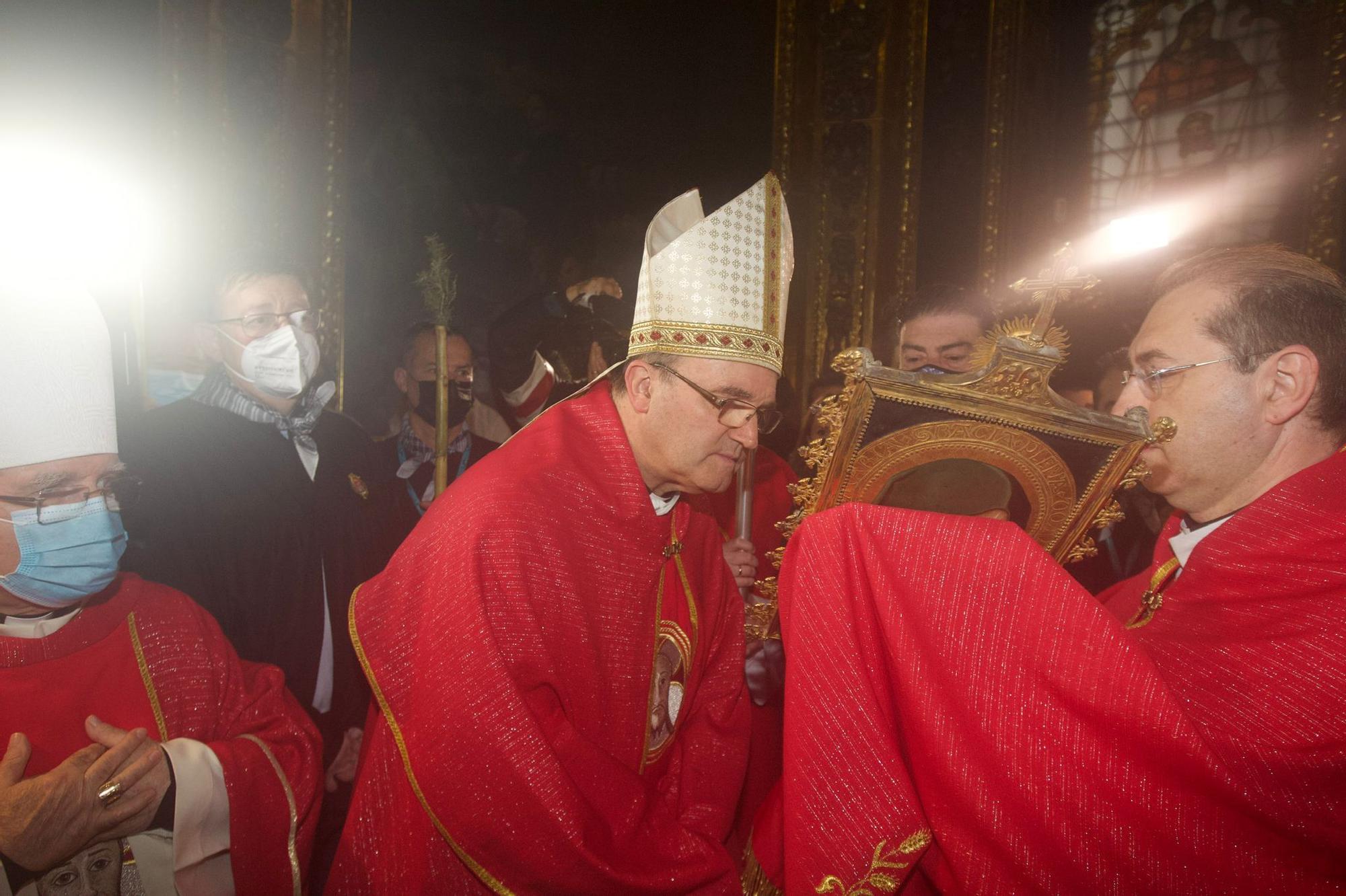 Miles de alicantinos acompañan a la Santa Faz en su peregrinación pese a la lluvia