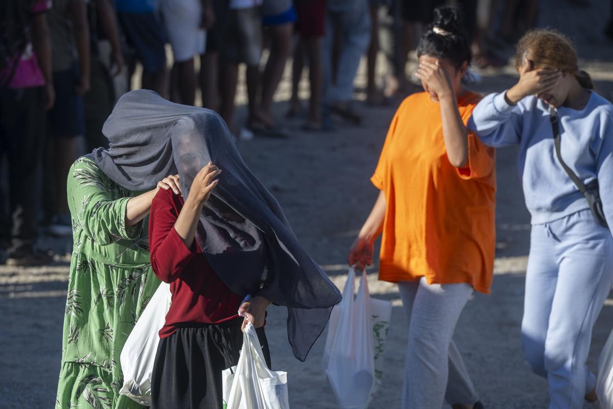 Varios inmigrantes en una playa, a 21 de agosto de 2026, en Ceuta (España). Ceuta sigue afrontando una grave crisis humanitaria después de la histórica entrada masiva de más de 70.000 migrantes a nado por el Tarajal durante los días 30 y 31 del pasado mes de julio. Aunque actualmente el despliegue policial y el refuerzo de la frontera por parte de las autoridades marroquíes han conseguido frenar las entradas, la ciudad autónoma sigue enfrentando una grave crisis humanitaria, sanitaria y de seguridad. 21 AGOSTO 2026;PLAYA;TRAMPOLÍN;MIGRANTES;INMIGRANTES; Marcos Moreno / Europa Press 21/08/2026. Marcos Moreno;
