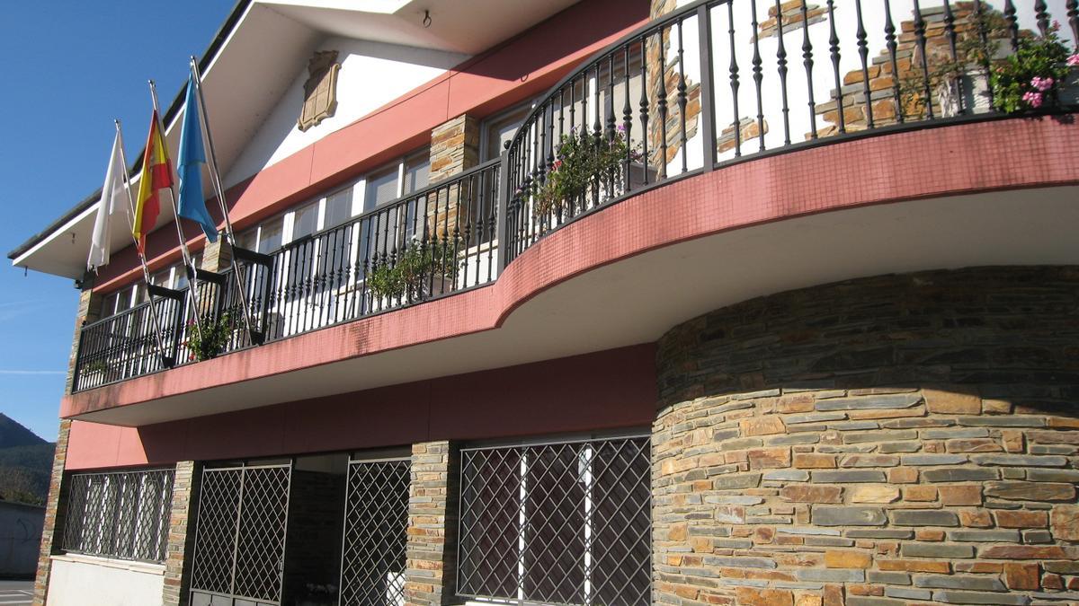 Fachada del Ayuntamiento de Coaña.