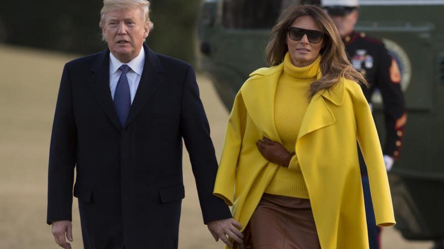 El truco del abrigo de Melania Trump para no dar la mano a su marido