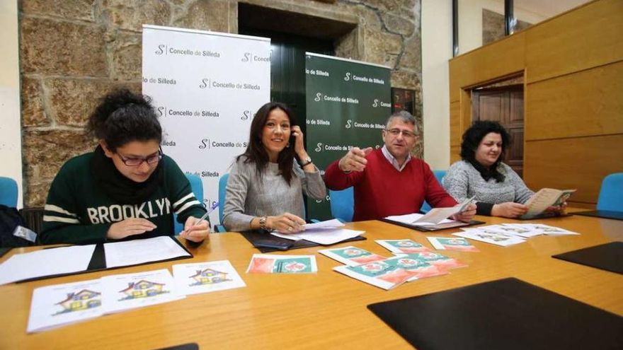 María José Fernández, Ana González, Manuel Cuiña y Pilar Peón presentaron el programa. // Bernabé/Gutier