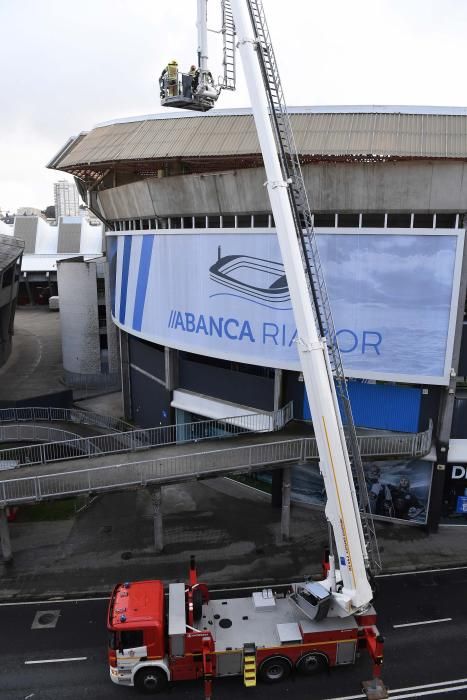 El viento arranca parte de la cubierta de Riazor