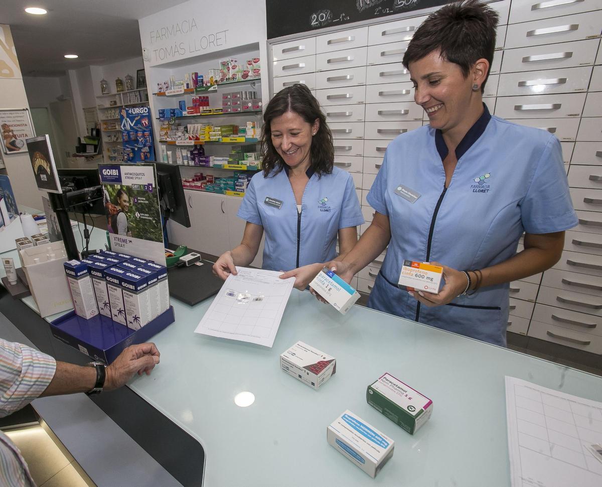 Precintos de las medicinas pegados ya en la hoja de facturación que los farmacéuticos deben presentar a la Administración.
