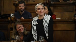 La exalcaldesa de Barcelona y líder de los Comuns en el Ayuntamiento, Ada Colau, durante su último pleno en el Ayuntamiento de Barcelona.