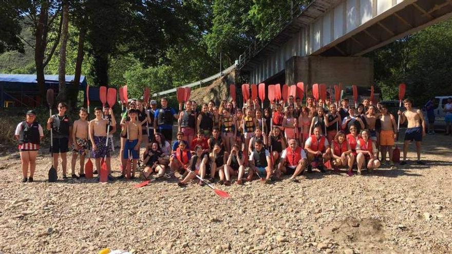 Foto de familia de los alumnos riosellanos, ayer, antes de emprender el descenso en canoa.