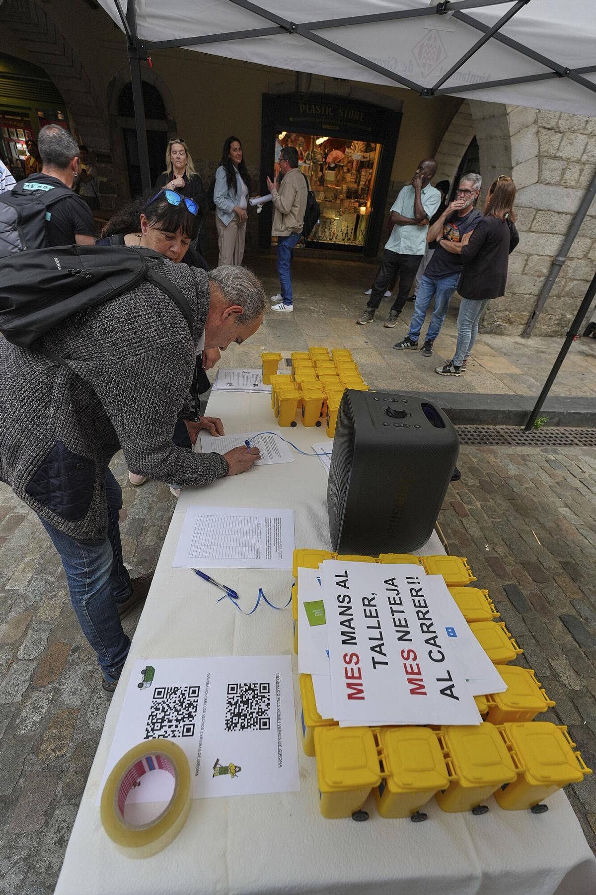 Girona plaça del Vi protesten els treballadors de Girona+Neta