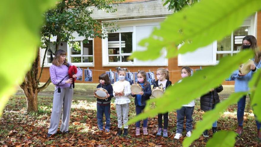 Estudantes e docentes do CEIP O Foxo, lembrando a Neira Vilas.