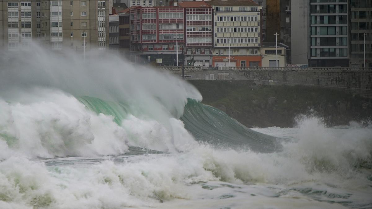 Imagen de las fuertes olas que golpean la costa de A Coruña.